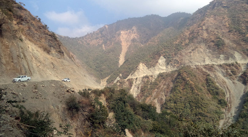 सडक माथिबाट पहिरो खस्दा कान्ति लोकपथ अवरुद्ध