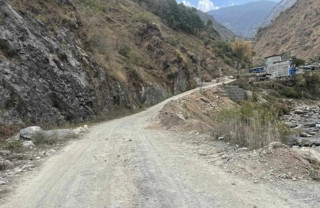 बागलुङको विकट क्षेत्रका सडक कालोपत्रे गरिँदै