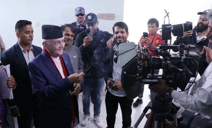 ओलीले फिल्म खेल्दै, ‘नमेटिने घाउ’को कथावस्तुमा प्रधानमन्त्रीको भूमिका निर्वाह  