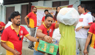 महालक्ष्मी विकास बैंकद्वारा महोत्तरी आगलागी पीडितलाई राहत