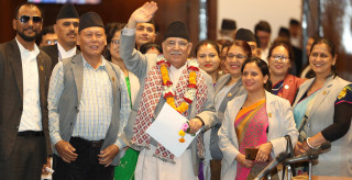 विपक्षीलाई वेलमा घेरेर प्रधानमन्त्री प्रचण्डले पाए विश्वासको मत, पक्षमा १५७