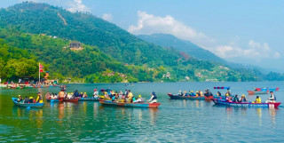 फेवातालमा डुंगा सयर गर्दै पर्यटक