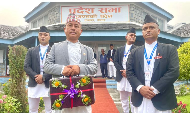 सत्ता र प्रतिपक्षी सांसदबीच चर्काचर्की भएपछि अर्थमन्त्रीले मागे माफी, सुरू भयो बैठक 
