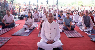 आज विश्व योग  दिवस  :  भक्तपुरमा प्रधानमन्त्री गरे ध्यान 