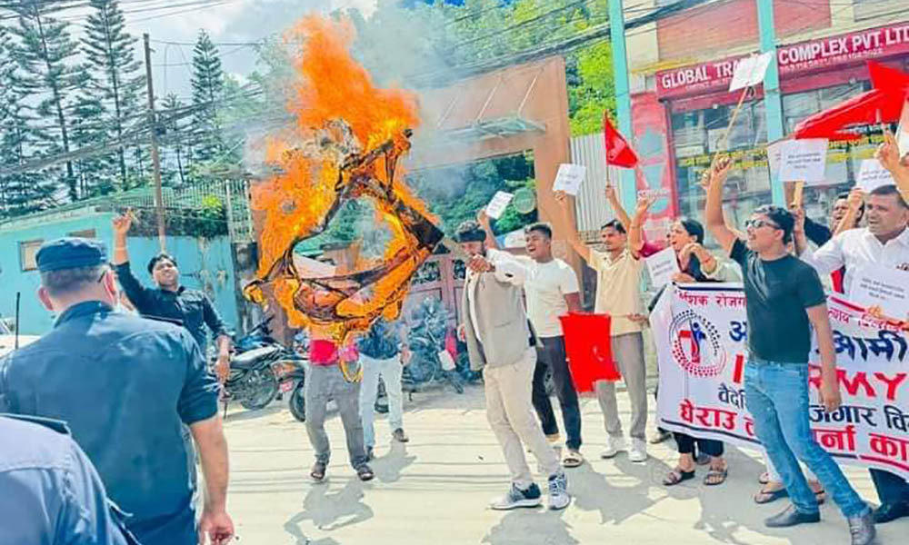 प्रभु साह नेतृत्वको आमजनता पार्टीनिकट आइटी आर्मीद्वारा श्रममन्त्रीको पुतला दहन