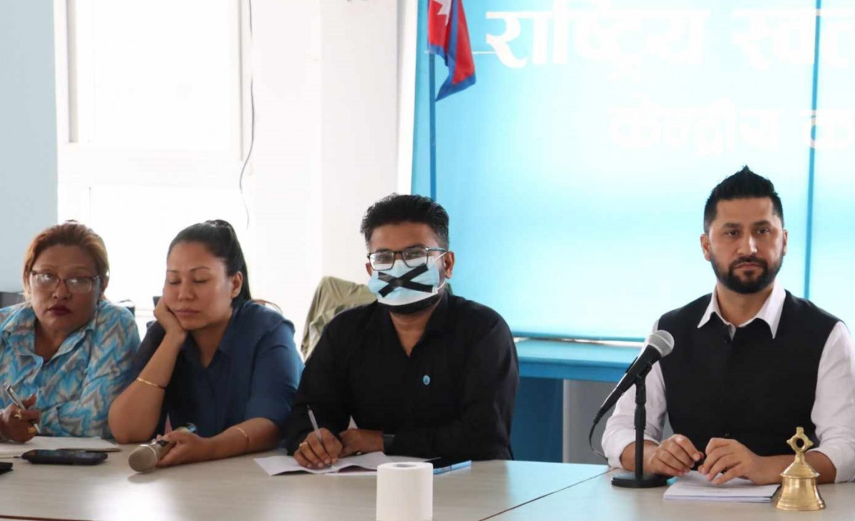 रास्वपा बैठकमै महामन्त्री मुकुलको मुखमा कालो टेप, बोल्न पाउने अधिकार हनन् भएको जिकिर 