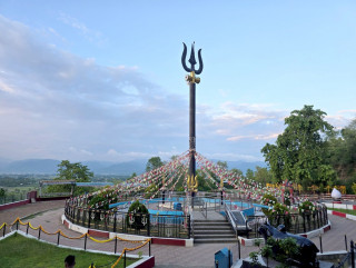 पाण्डवेश्वर महादेव मन्दिर परिसरमा राखिएको त्रिशूल