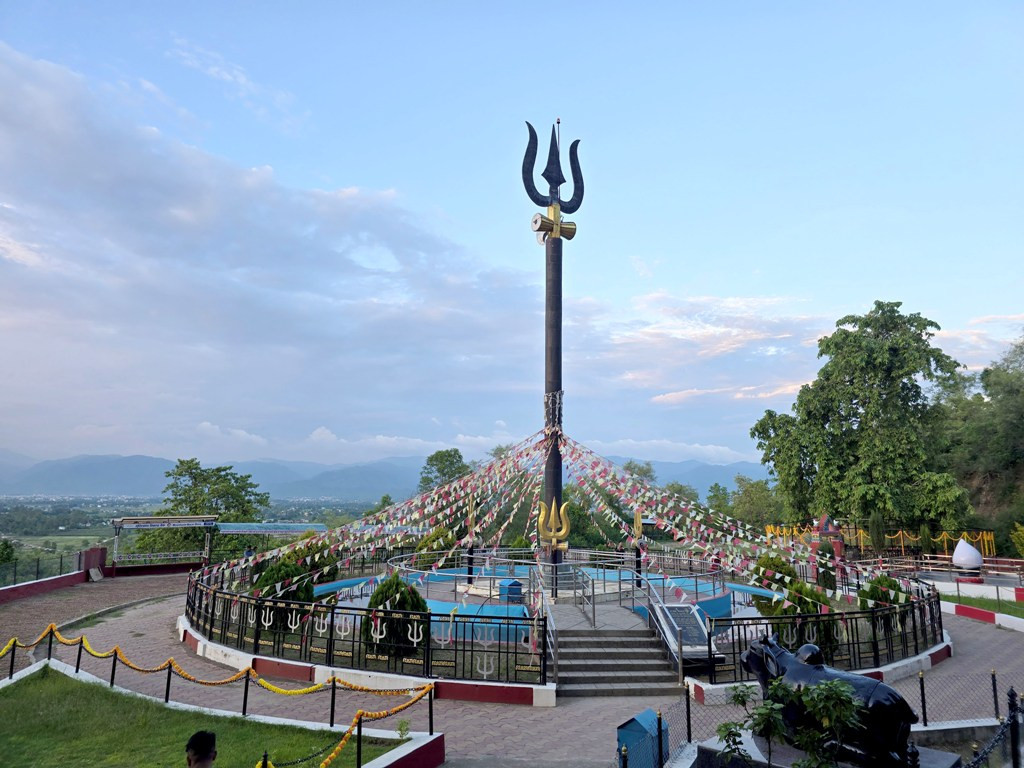 पाण्डवेश्वर महादेव मन्दिर परिसरमा राखिएको त्रिशूल