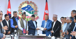 प्रधानमन्त्री ओलीलाई एमालेले  बुझायो ९९ बुँदे सुझाव पत्र