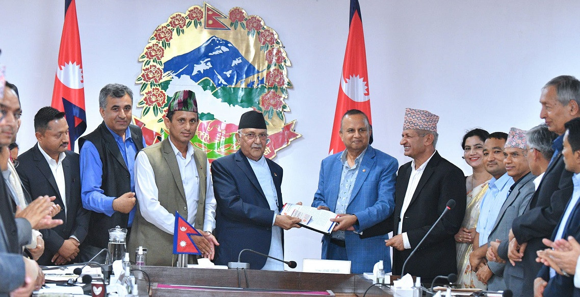 प्रधानमन्त्री ओलीलाई एमालेले  बुझायो ९९ बुँदे सुझाव पत्र