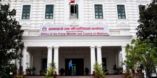 सिंहदरबारमा कार्यरत कर्मचारीहरूको व्यापक हेरफेर, सरकारले नै जबरजस्ती वरीयता मिच्दै