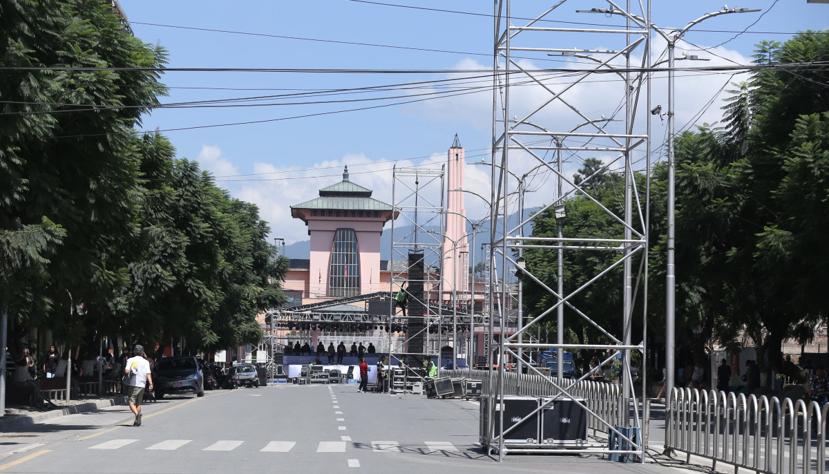 प्रधानमन्त्री ओली दरबारमार्ग कन्सर्टमा नपुग्दै बालेनका समर्थकहरूको नाराबाजी