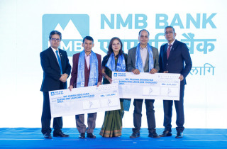 एनएमबि बैंकद्वारा पलेशा गोबर्धन र प्रशिक्षक कविराज नेगी लामालाई नगद सम्मान
