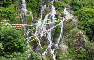 पर्यटकको रोजाइमा 'तीनधारे झरना