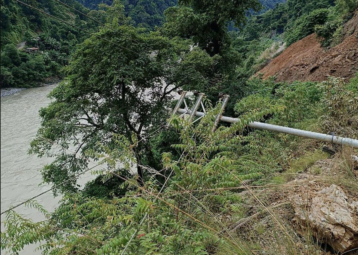 विद्युत् खम्बामा क्षति हुँदा एक हजार पाँच सय घरधुरी अन्धकारमा