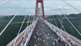 विश्वको सवैभन्दा अग्लो पुलमा पर्यटकको भीड