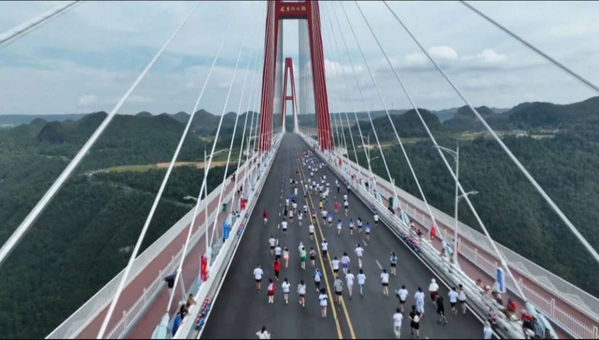 विश्वको सवैभन्दा अग्लो पुलमा पर्यटकको भीड