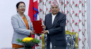 राष्ट्रपति पौडेलसमक्ष महिला आयोगको वार्षिक प्रतिवेदन पेस