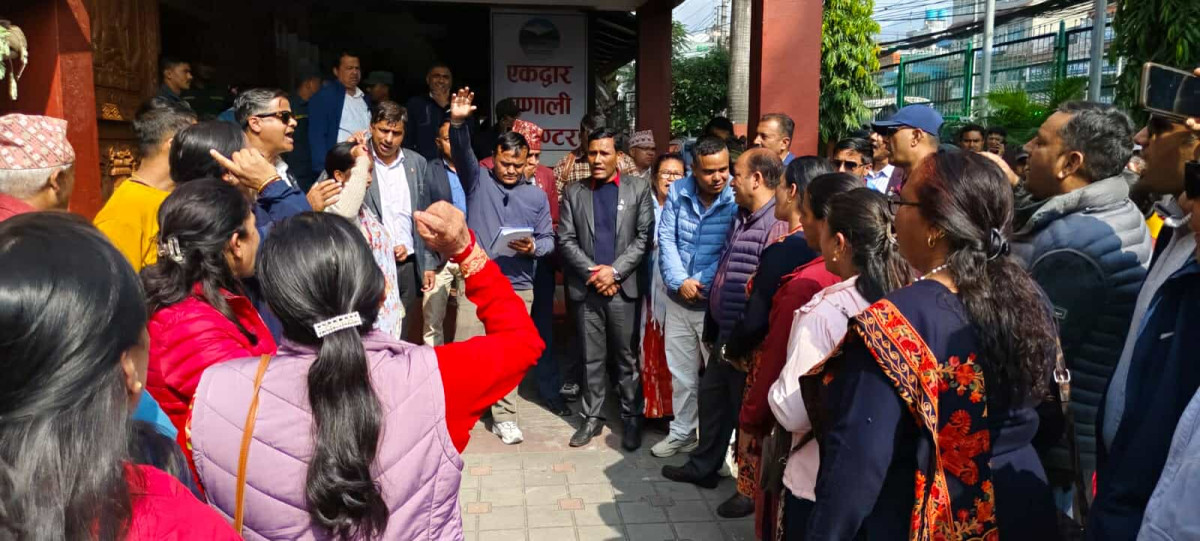 पोखरा मेयरको निर्णयविरुद्ध एमालेको नाराबाजी