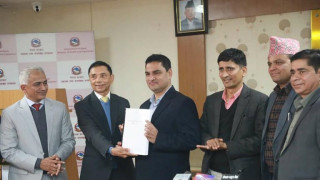 स्वास्थ्य बिमा सुधार गर्न गठित समितिले बुझायो प्रतिवेदन