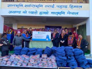 नेपाल एसबिआई बैंकद्वारा विद्यालयलाई शैक्षिक सामाग्री वितरण