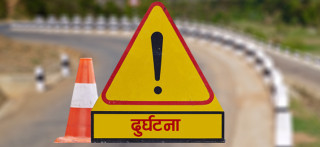 ट्रक पल्टिँदा सडकमा हिँड्दै गरेका गोठालाको मृत्यु, सहचालक घाइते