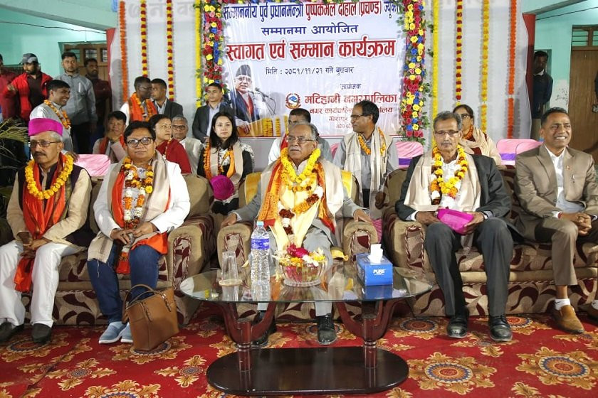 बालेनको पुर्ख्यौली घरमा पुगे प्रचण्ड