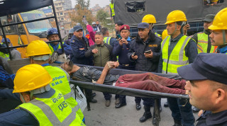 टेकुको ढलमा एक पुरुष खस्यो :   उद्धार गरेर उपचारको लागि लगिदै