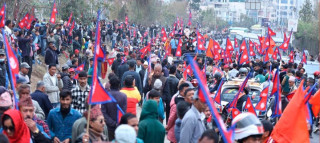 दुर्गा प्रसाईंको नेतृत्वमा तीनकुनेबाट  र्‍याली एयरपोर्ट जाँदै