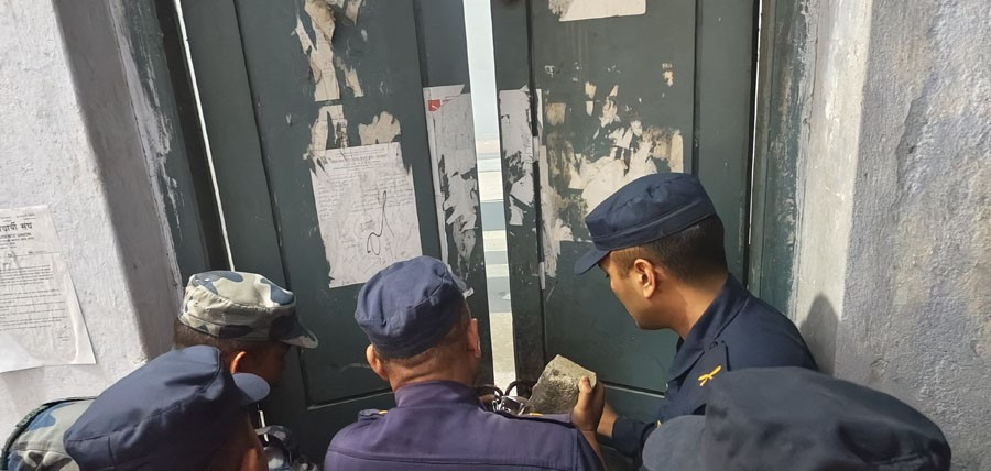 आदर्श बहुमुखी क्याम्पसमा शेखर कोइराला समूहले लगाएको ताला