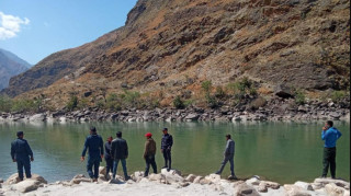 ड्रमको डुंगा बनाएर कर्णाली नदी तर्ने क्रममा बेपत्ता युवक मृत भेटिए