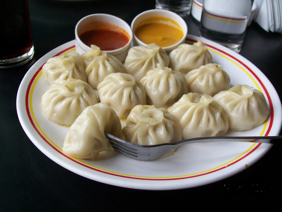 मोमो खानको लागि मोमो पसलेलाई दिए ८५ लाखको गहना !