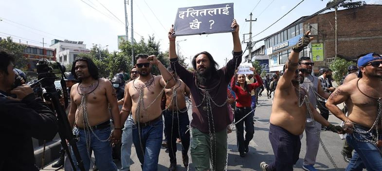 दलितको घर भत्काएको विरोधमा माइतीघरमा अर्धनग्न प्रदर्शन