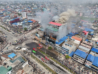 साढे ६ घन्टापछि नियन्त्रणमा आयो इटहरीको आगलागी