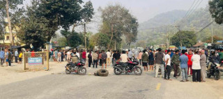 बसको ठक्करबाट म्याजिक चालकको मृत्यु भएपछि पूर्वपश्चिम राजमार्ग अवरुद्ध