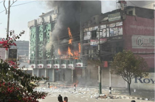 तीनकुनेको घरमा राजावादी प्रदर्शनकारीद्वारा आगजनी