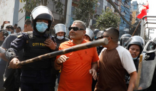 प्रदर्शनस्थलमै समातिएका दुर्गा प्रसाईं कसरी फुत्किए, किन चलाइएन गोली ?