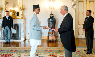 राजदूत पौडेलद्वारा ओहदाको प्रमाणपत्र पेस