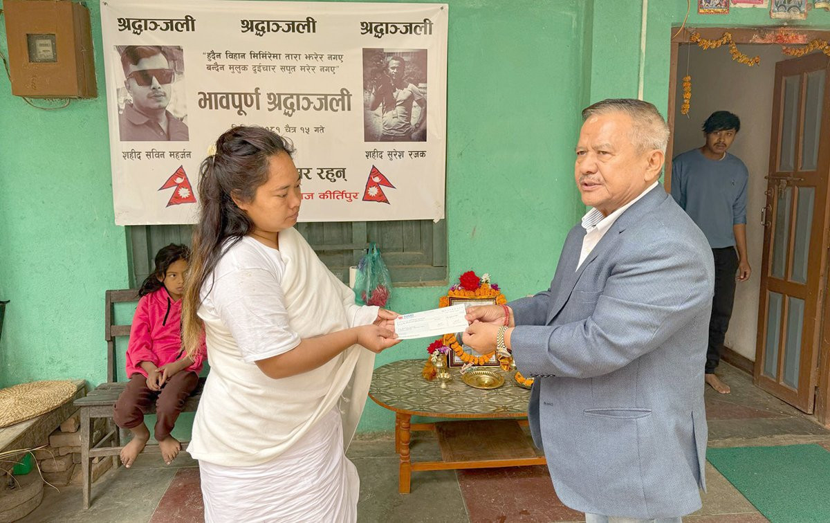 सविनकी श्रीमतीलाई भाटभटेनीमा जागिर, परिवारलाई घरमै पुगेर चेक हस्तान्तरण