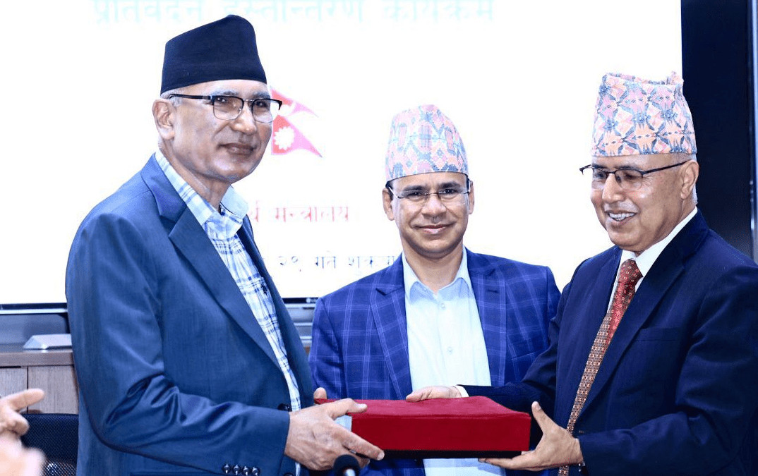 उच्चस्तरीय आर्थिक सुधार सुझाव आयोगद्वारा सरकारलाई प्रतिवेदन हस्तान्तरण