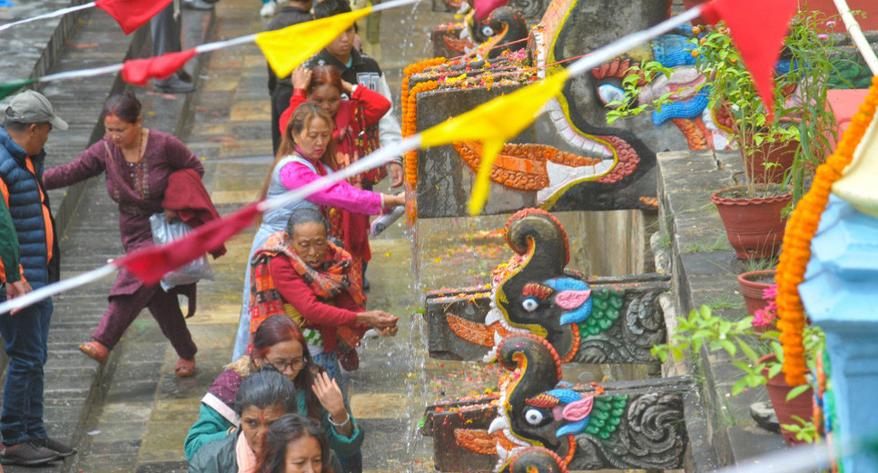 बालाजु बाइसधारा मेला भर्नेको भिड