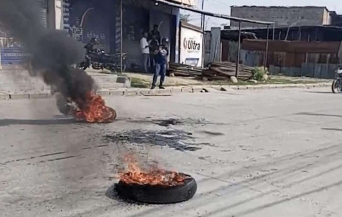 वीरगन्जमा  हिन्दुवादी सङ्गठनहरूले  पक्राउ व्यक्तिहरूको  रिहाइ माग गर्दै  बिहानैदेखि प्रदर्शन सुरु