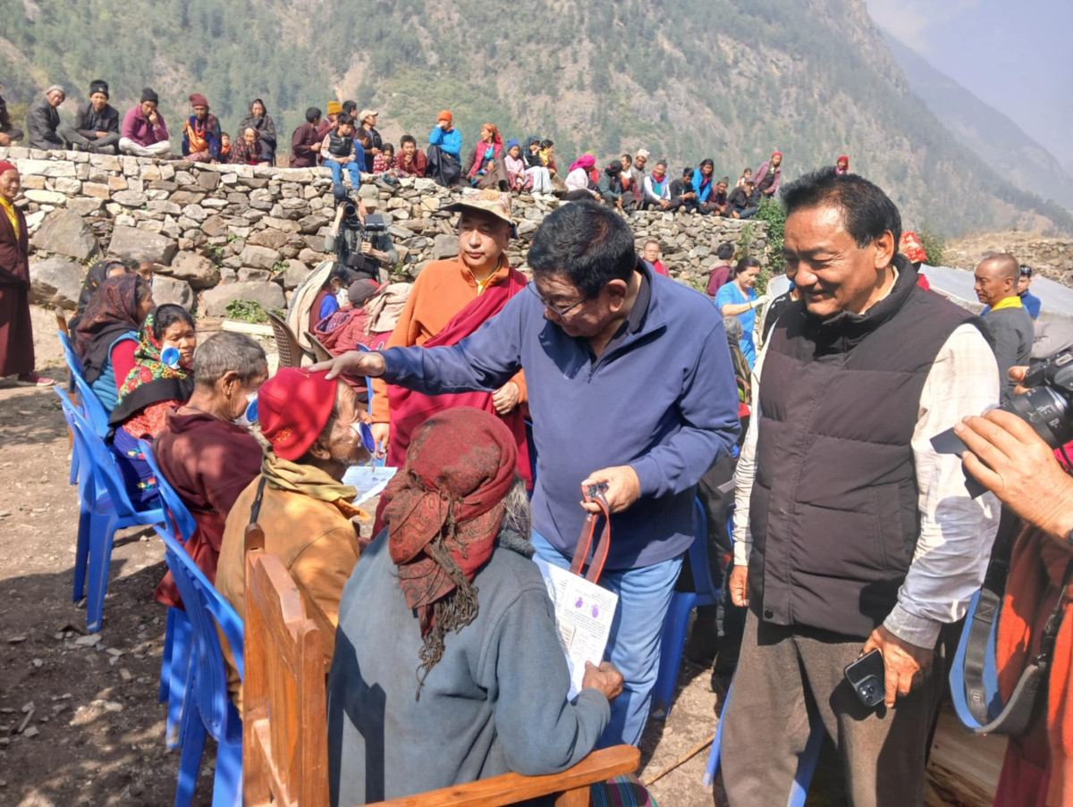 डाक्टर रुइतद्वारा गोरखाका ६५ जनाको मोतियाबिन्दुको निशुल्क शल्यक्रिया