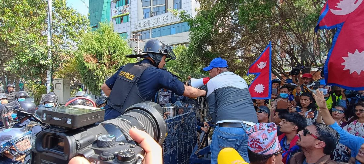 नयाँ बानेश्वरमा तनाव, निषेधित क्षेत्र तोड्ने प्रयास- छेक्दै प्रहरी