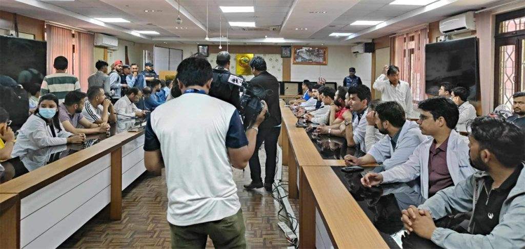 स्वास्थ्यमन्त्री र चिकित्सकका प्रतिनिधिबीच मन्त्रालयमा वार्ता जारी,  चिकित्सकहरुको माग होला त पुरा  ?