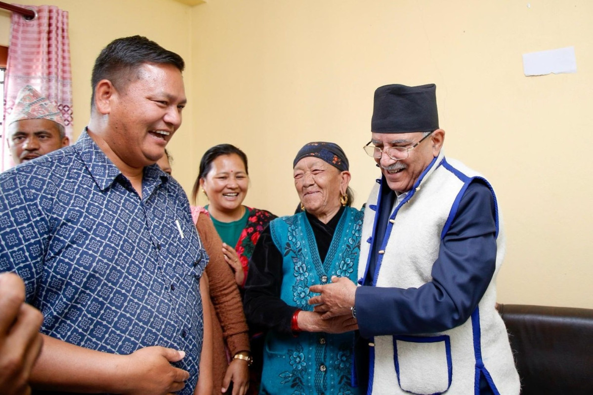 प्रचण्डलाई गोरखामा ऊनको हाफकोट उपहार