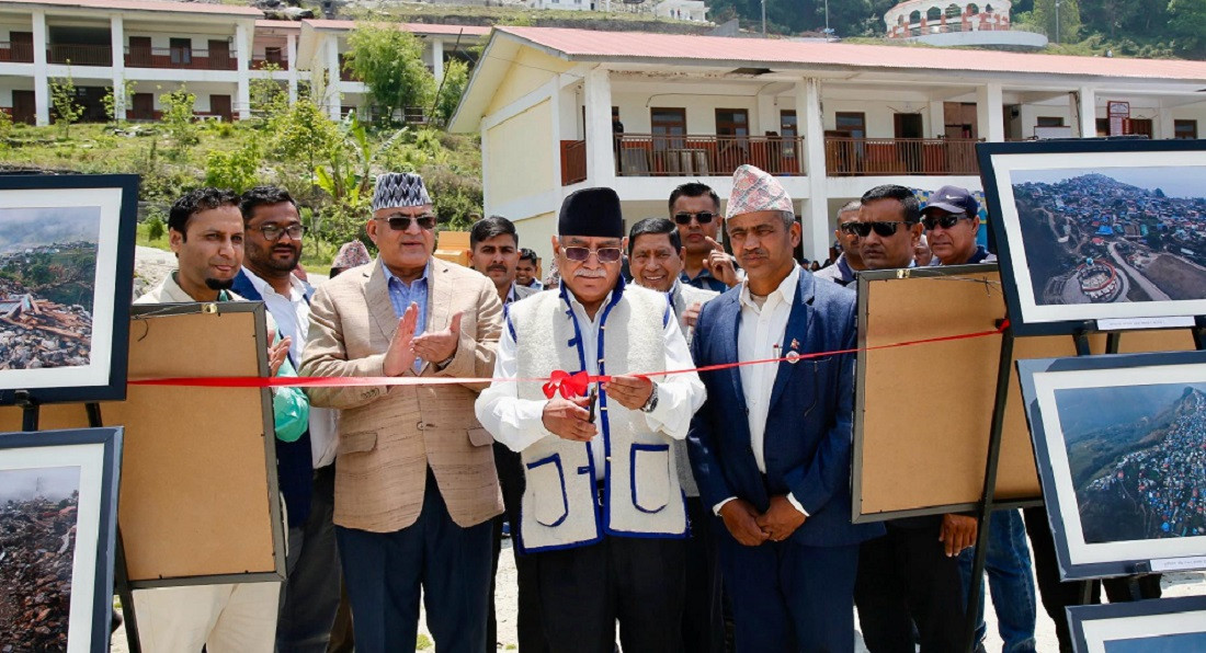 गोरखा भूकम्प स्मृति दिवस कार्यक्रमलाई सम्बोधन गर्न बारपाक पुगेर  प्रचण्डले  गरे फोटो प्रदर्शनीको उद्घाटन
