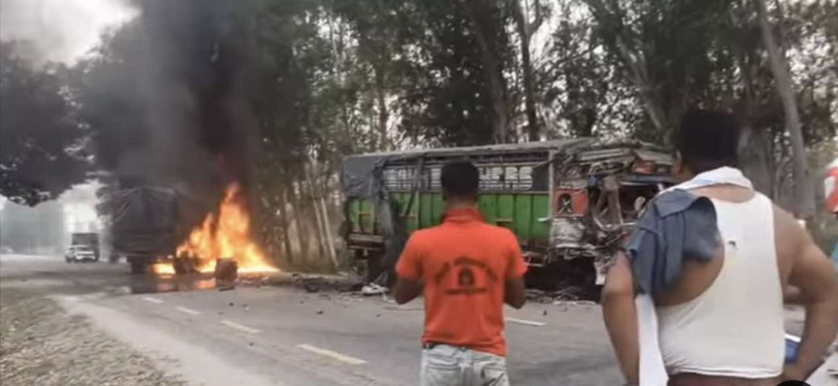 धनुषामा दुई वटा ट्रक एकापसमा ठोक्किँदा लाग्यो आगो,   दुवै चालकको एपोलो अस्पतालमा उपचार जारी