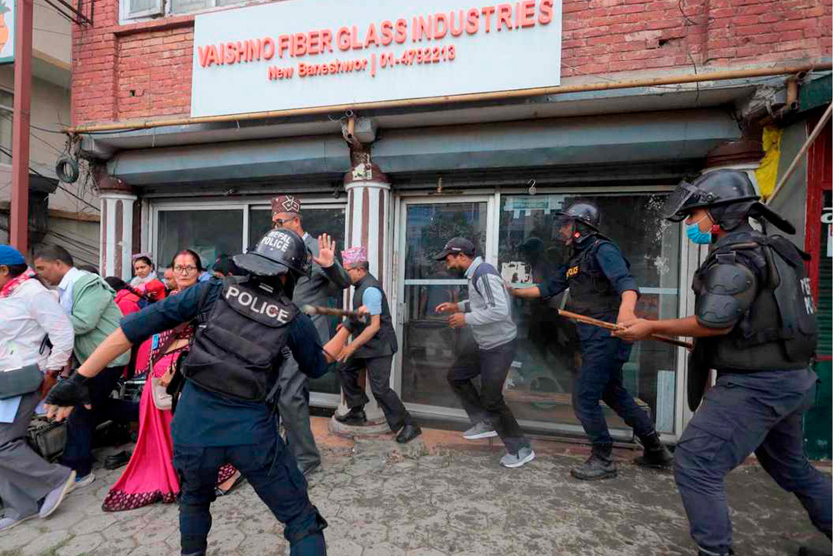 झडपमा एक दर्जनभन्दा बढी शिक्षक घाइते,  महासंघले ३ बजे बोलायो  बैठक