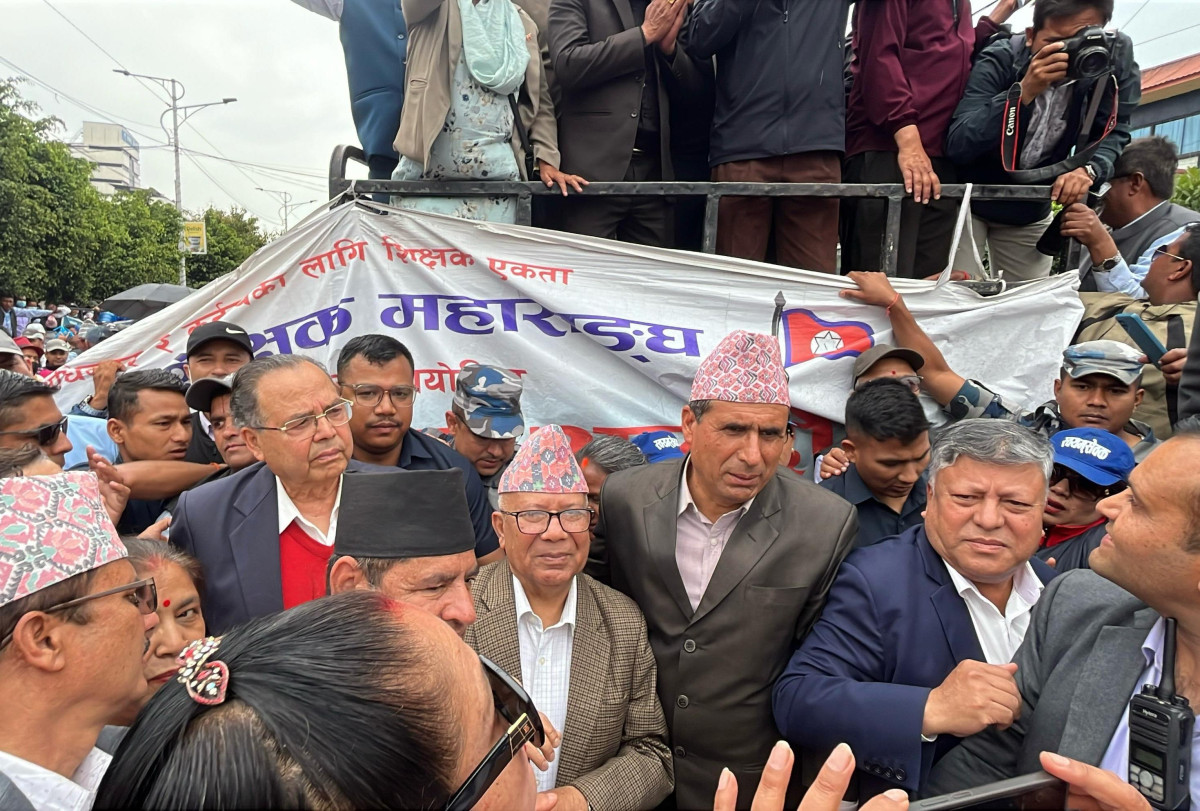 शिक्षक आन्दोलनमा ऐक्यबद्धता जनाउन पुगेका माधव र झलनाथविरुद्ध नाराबाजी